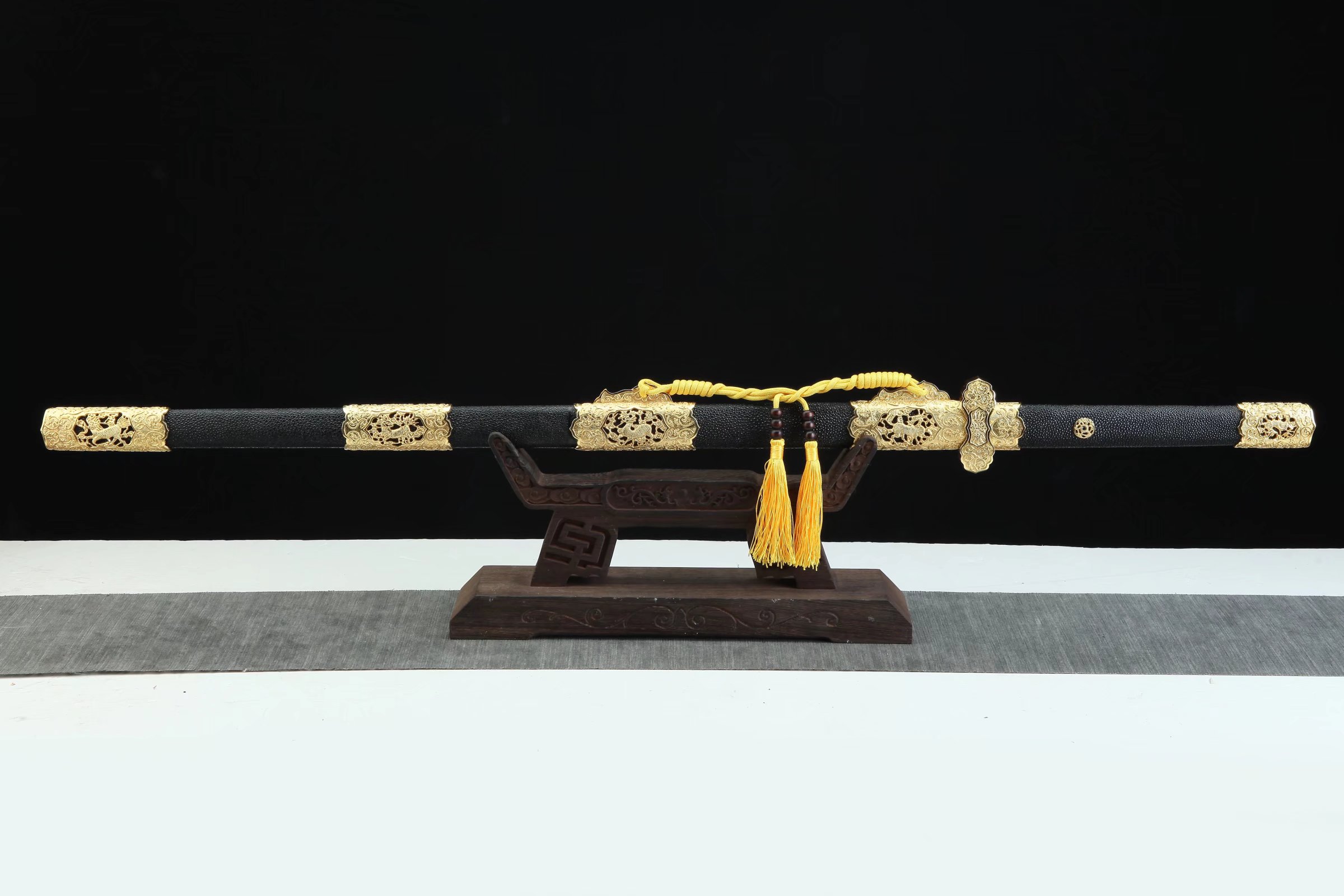 镀金麒麟吉祥唐剑（黑色鱼皮款）